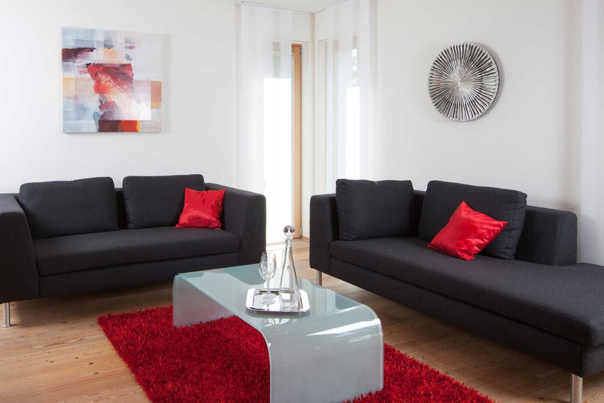 Haas FH 60 - Eine rote Ledercouch in einem Wohnzimmer - Haus