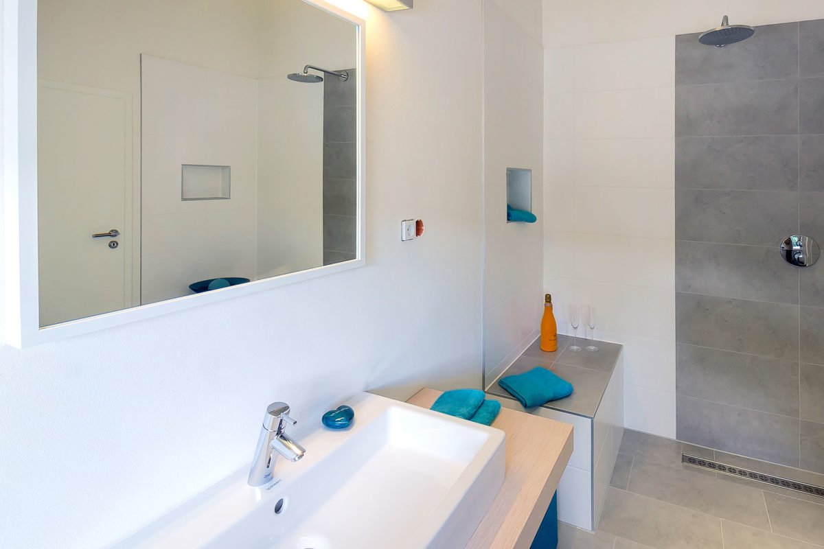 Automatisch gespeicherter Entwurf - Ein zimmer mit waschbecken und spiegel - Haus