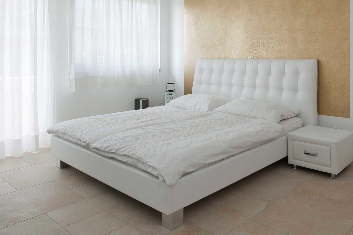 Haas FH 71 A - Ein großes weißes Bett in einem Schlafzimmer - Haus