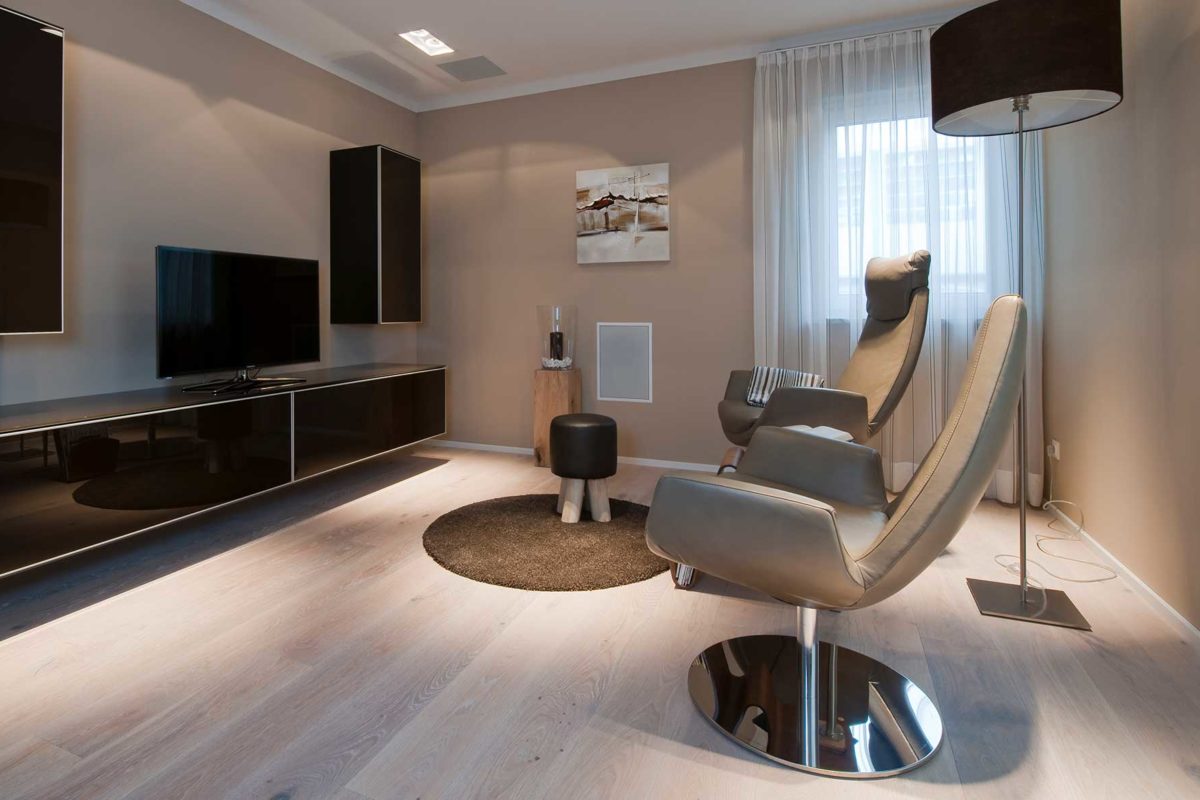 Haas FH 71 A - Ein Raum mit Möbeln und einem Flachbildfernseher - Interior Design Services