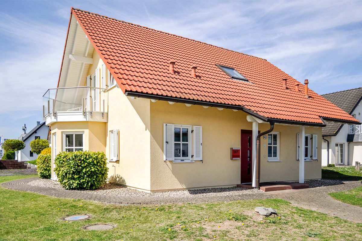 Streif Family - Eine große Wiese vor einem Haus - Haus