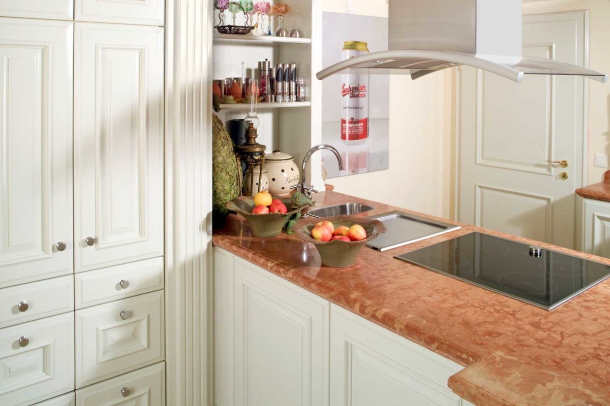 Haas O 140 B - Eine küche mit waschbecken und spiegel - Küche