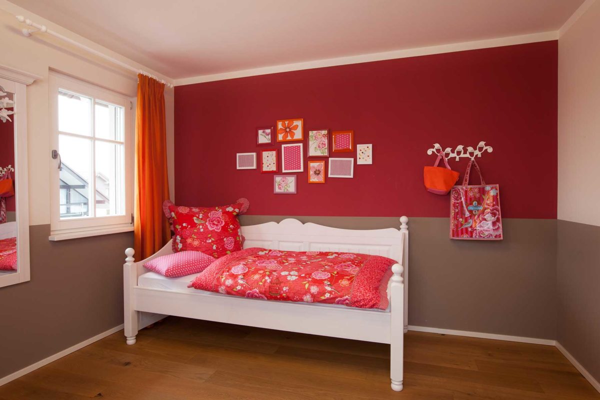 Haas S 140 B - Ein Screenshot eines Wohnzimmers mit rotem Boden - Haus