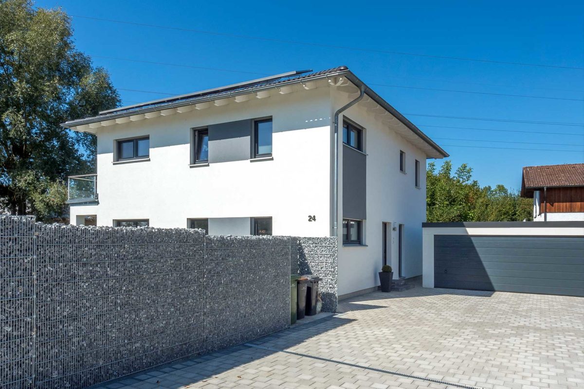 Automatisch gespeicherter Entwurf - Ein Haus mit Bäumen im Hintergrund - Haus