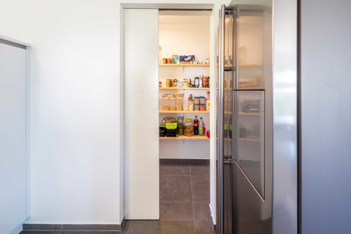 Haas S 165 B - Ein Edelstahlkühlschrank mit offener Tür - Haus