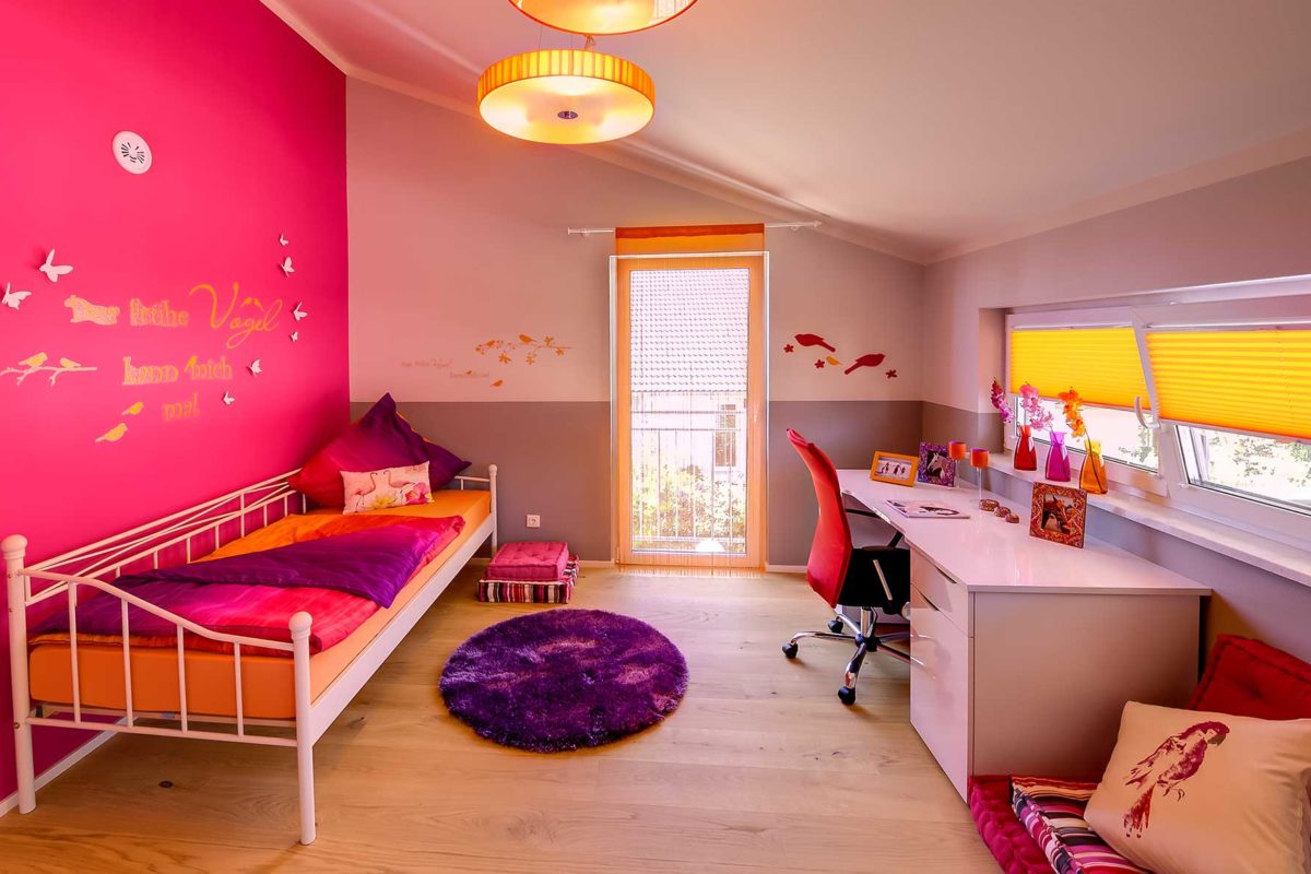 Automatisch gespeicherter Entwurf - Ein Wohnzimmer mit Möbeln und einem roten Stuhl - Kinderzimmer