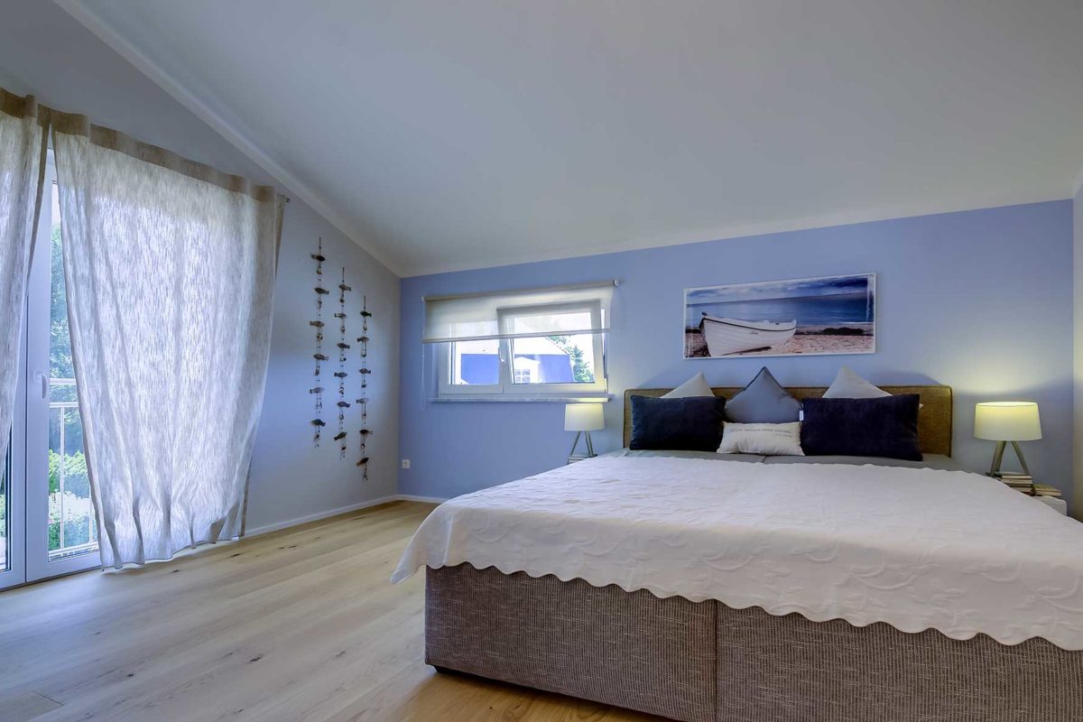 Automatisch gespeicherter Entwurf - Ein Schlafzimmer mit einem großen Bett in einem Raum - HAAS GmbH & Co. Beteiligungs KG