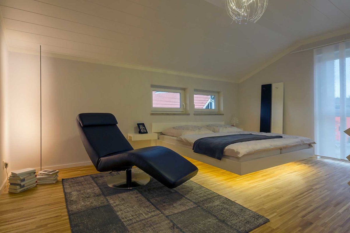 Haas Z 159 B - Ein Schlafzimmer mit einem Bett und einem Schreibtisch in einem Raum - Schlafzimmer