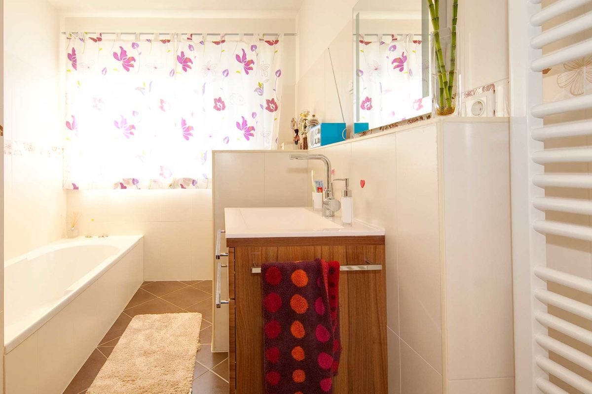 Automatisch gespeicherter Entwurf - Ein rot-weißer Duschvorhang - Bad