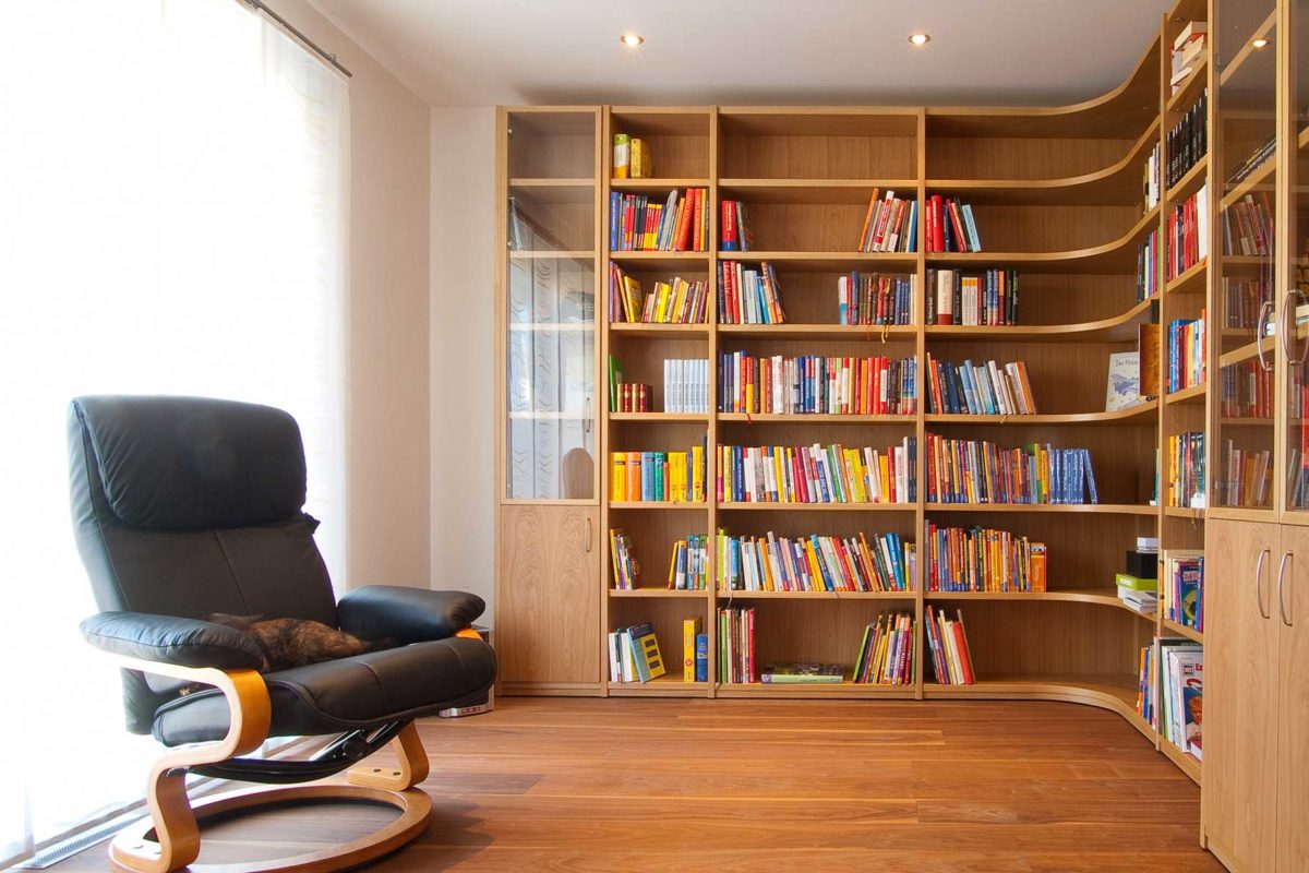 Haas Z 175 A - Ein Wohnzimmer mit einem Bücherregal - Familie