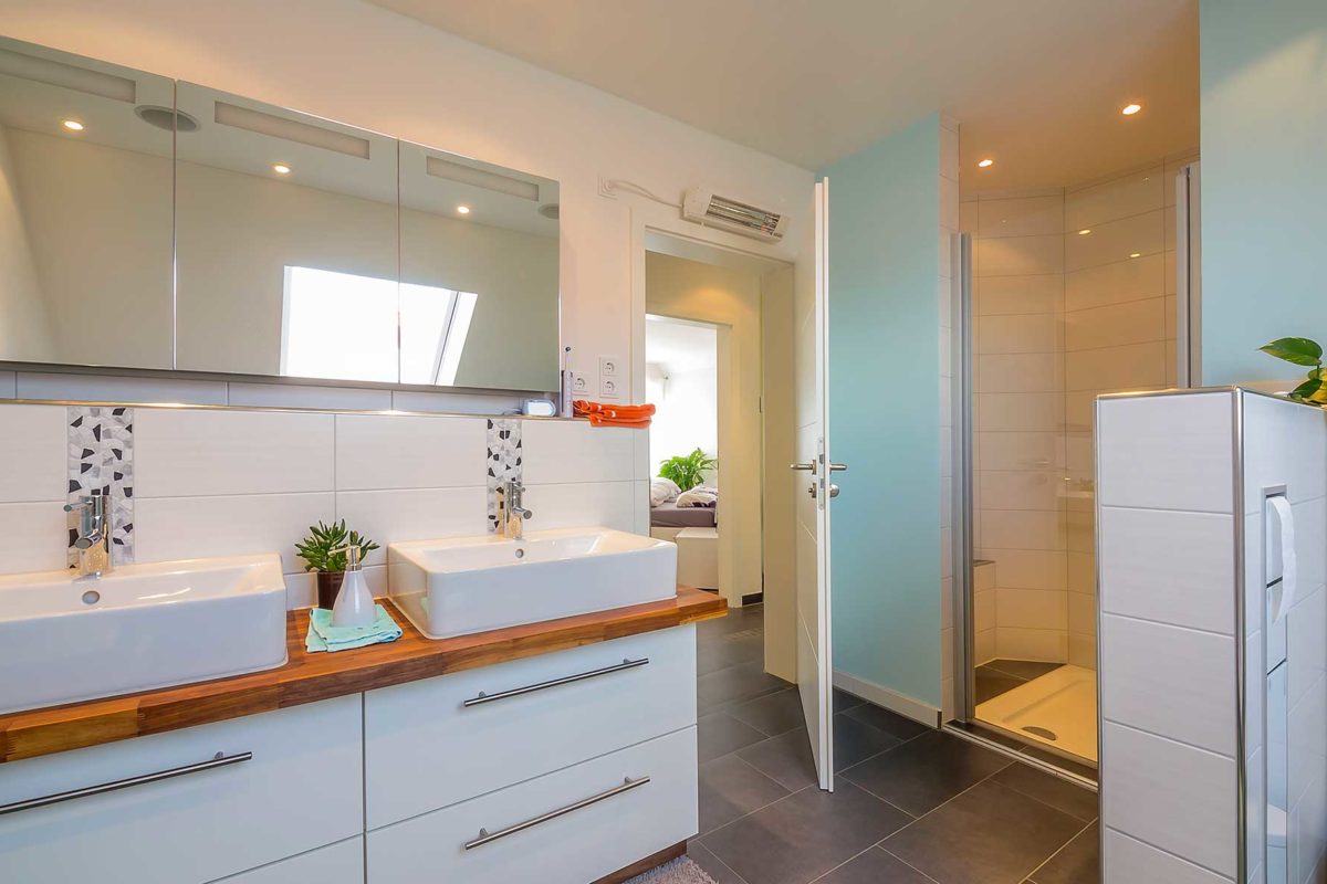 Automatisch gespeicherter Entwurf - Eine küche mit waschbecken und spiegel - Interior Design Services