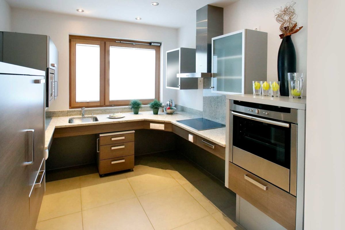 Haas Z 175 B - Eine küche mit waschbecken und spiegel - Haas Haus - Fertighaus als Musterhaus in