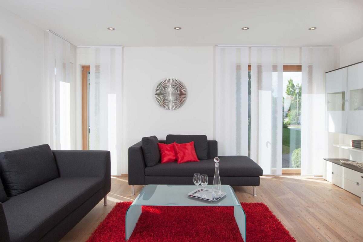 Haas Z 175 B - Ein großer roter Stuhl im Wohnzimmer - Interior Design Services