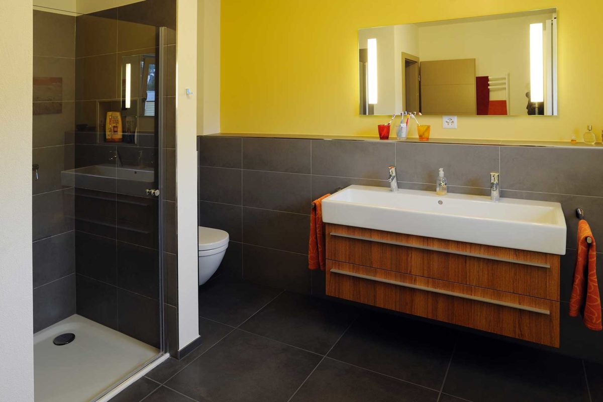 Automatisch gespeicherter Entwurf - Ein schlafzimmer mit waschbecken und spiegel - Haus