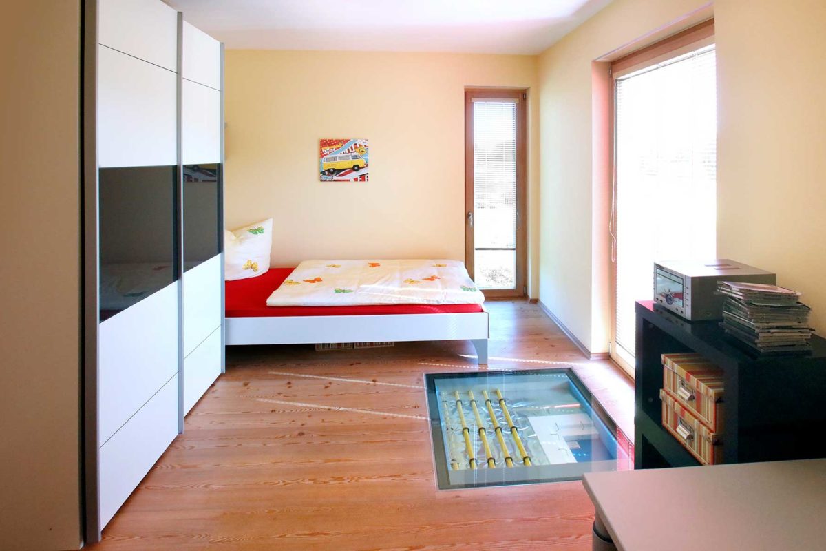 Automatisch gespeicherter Entwurf - Ein Schlafzimmer mit Holzboden - Haus