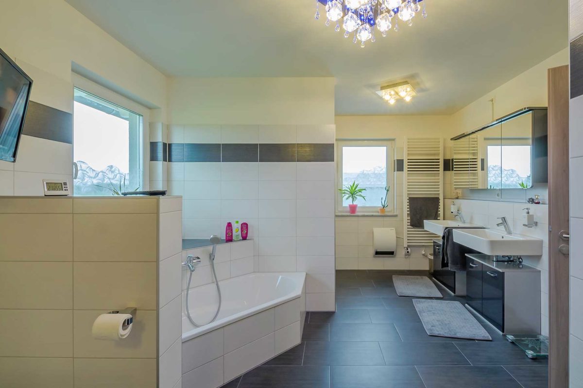 Automatisch gespeicherter Entwurf - Eine küche mit waschbecken und spiegel - Bad