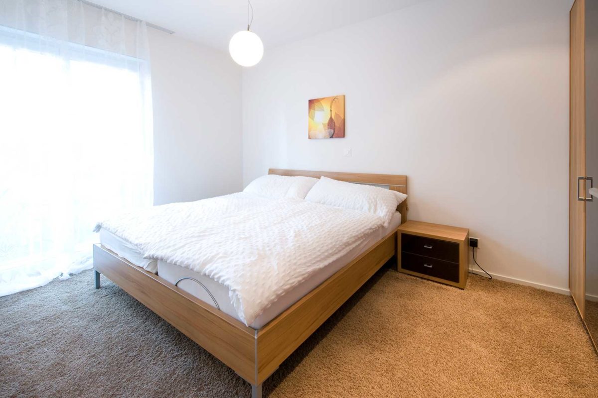 Haas Z 244 - Ein Schlafzimmer mit einem Bett in einem Raum - Bettrahmen