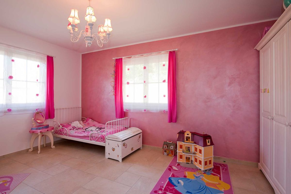 Haas Z 244 - Ein Schlafzimmer mit einem Bett in einem rosa Raum - Bio House Company