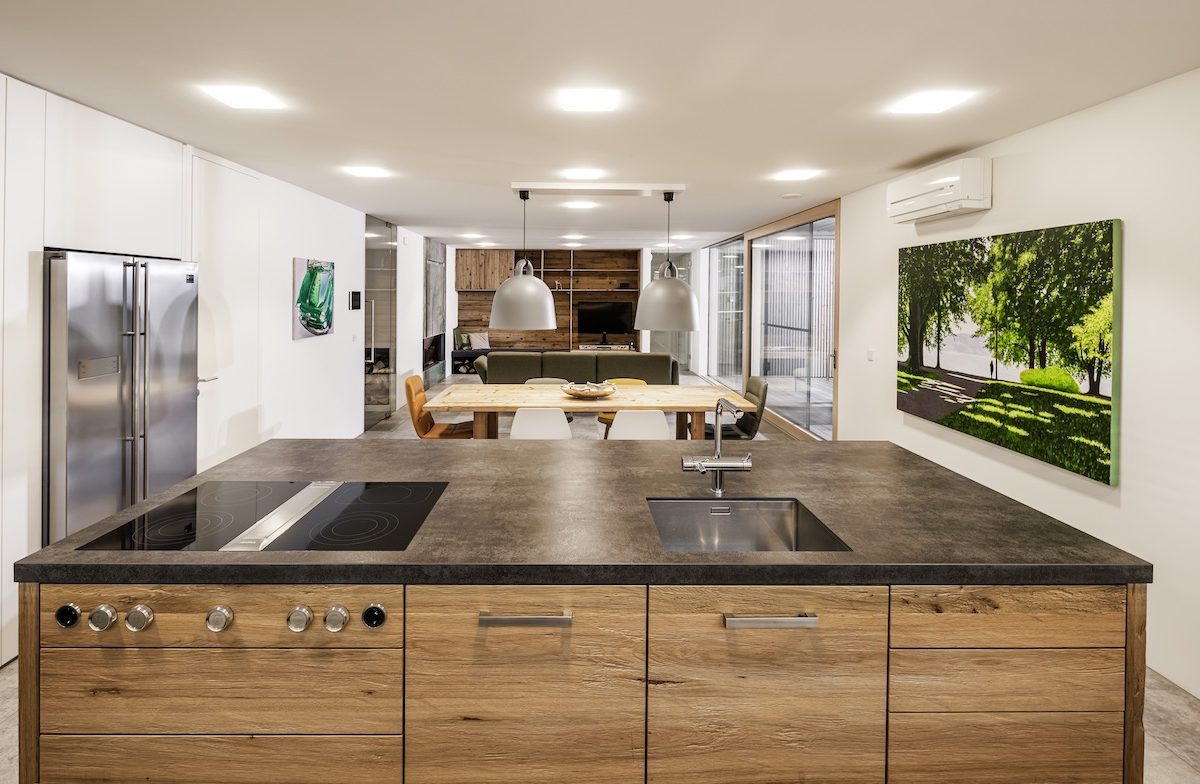 Kundenhaus Cascinetta Villa B - Eine moderne Küche mit Edelstahlgeräten und Holzschränken - Interior Design Services