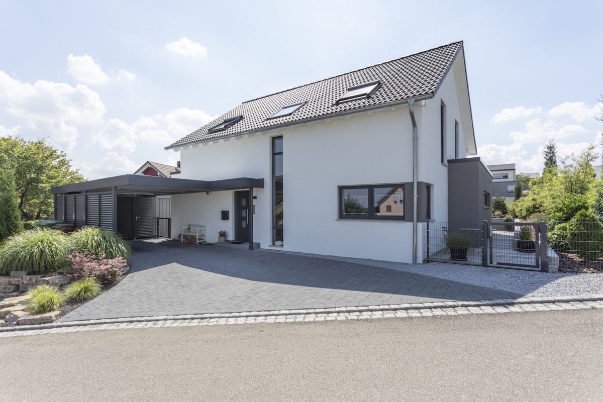 Haus Goebel - Ein Haus mit einem Schild am Straßenrand - Fassade