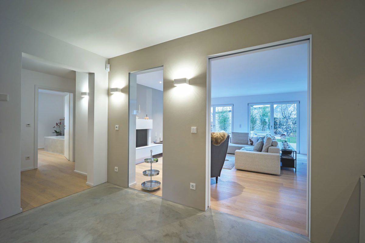 Kundenhaus Brunnthal - Ein Raum mit einem großen Spiegel - Interior Design Services
