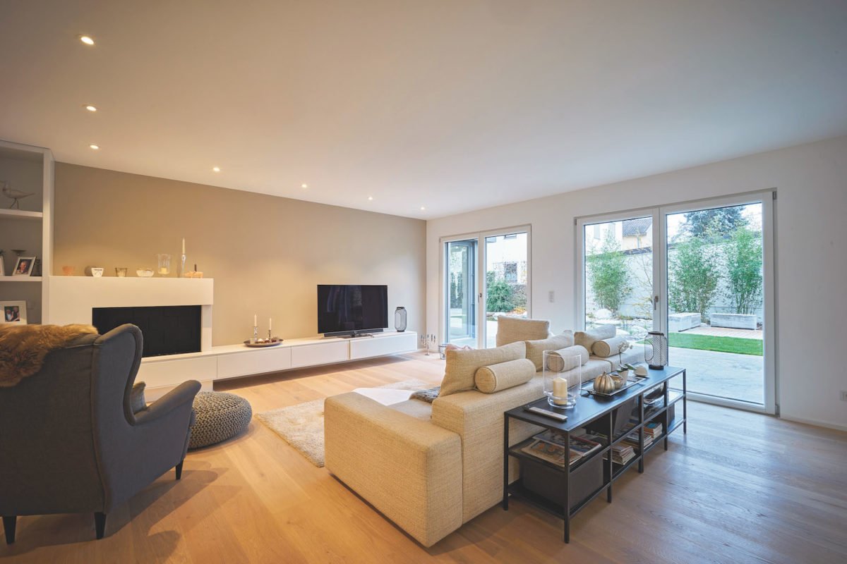 Kundenhaus Brunnthal - Ein Wohnzimmer mit Möbeln und einem großen Fenster - Interior Design Services