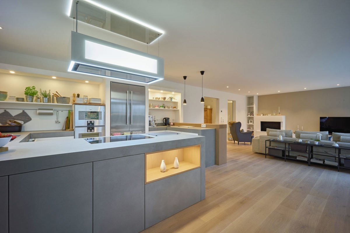 Kundenhaus Brunnthal - Eine moderne Küche mit einer Insel mitten in einem Raum - Interior Design Services