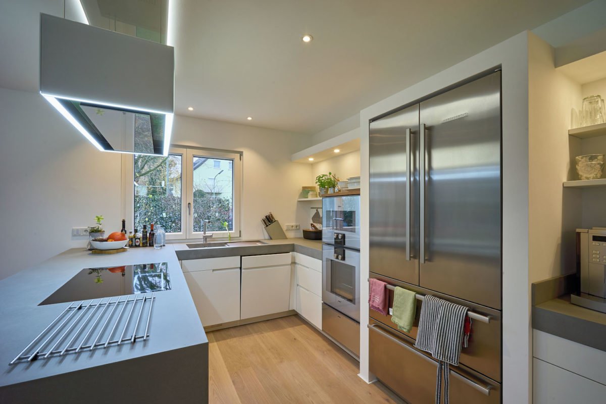 Kundenhaus Brunnthal - Eine moderne Küche mit Küchengeräten aus Edelstahl - Interior Design Services