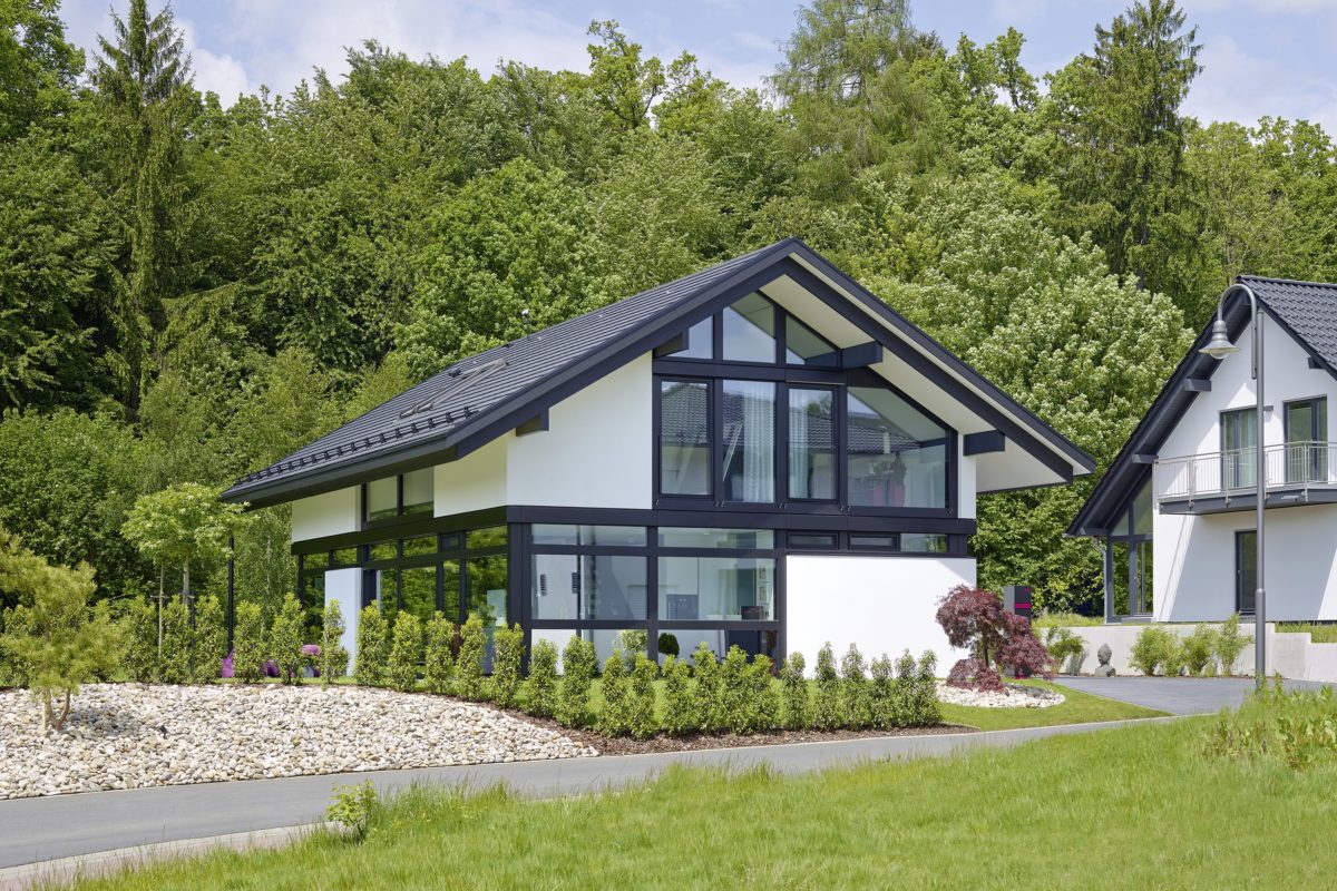 HUF HAUS MODUM 7 - Eine große Wiese vor einem Haus - Holzrahmen