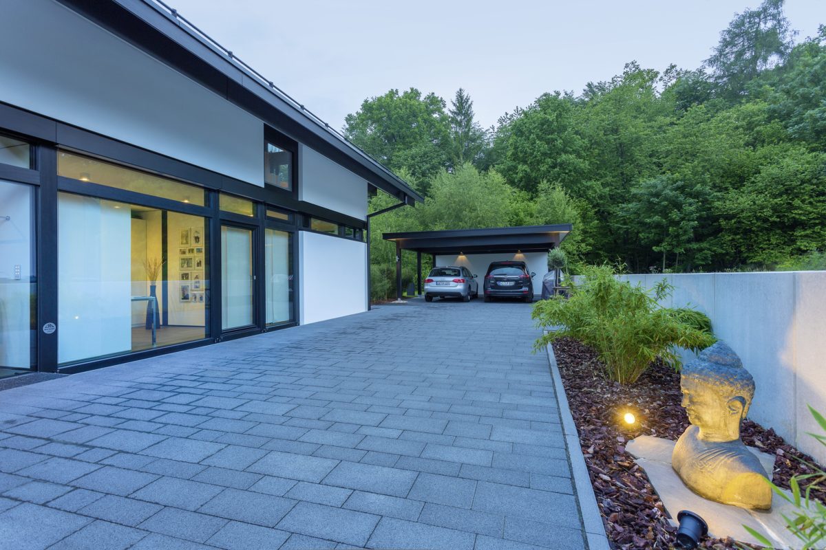 HUF HAUS MODUM 7 - Ein Zug parkt an der Seite eines Gebäudes - Majorelle Blue