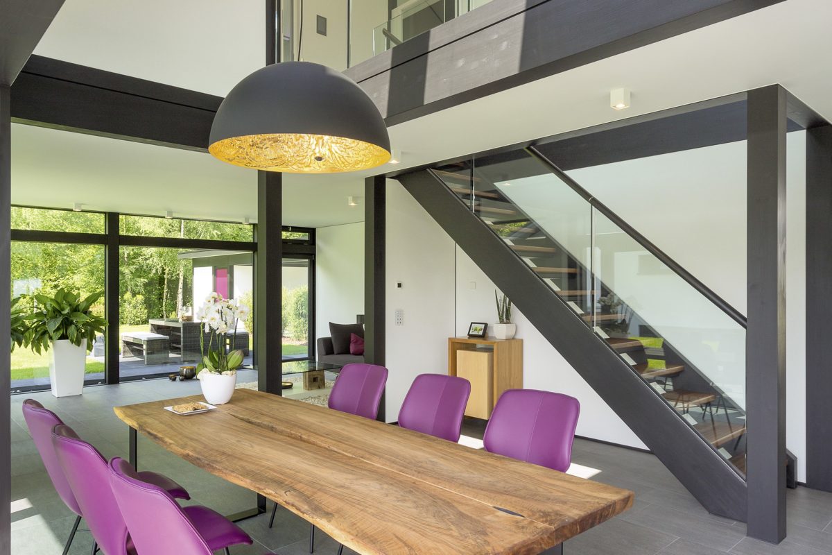 HUF HAUS MODUM 7 - Ein großer roter Stuhl in einem Raum - Interior Design Services