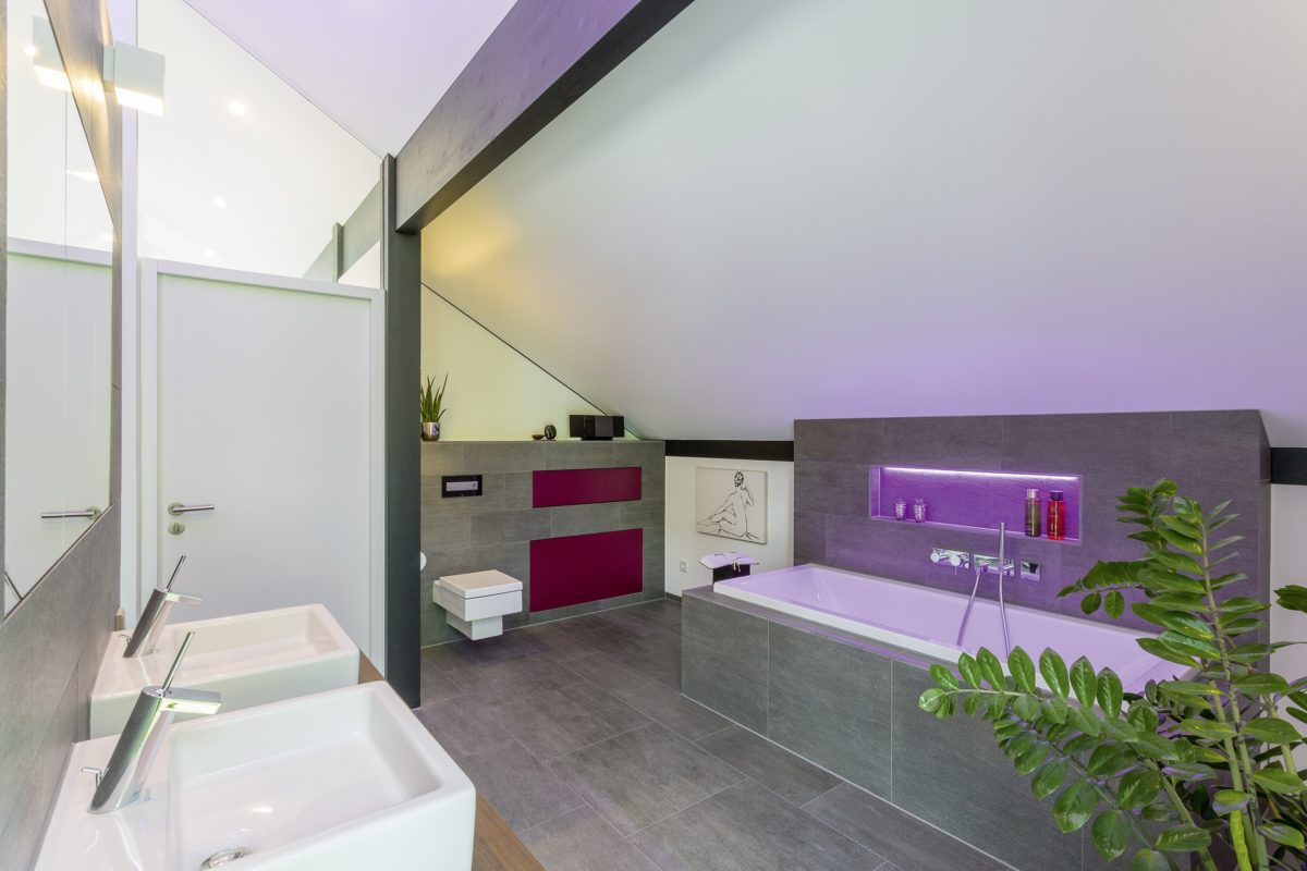 HUF HAUS MODUM 7 - Ein zimmer mit waschbecken und spiegel - Interior Design Services