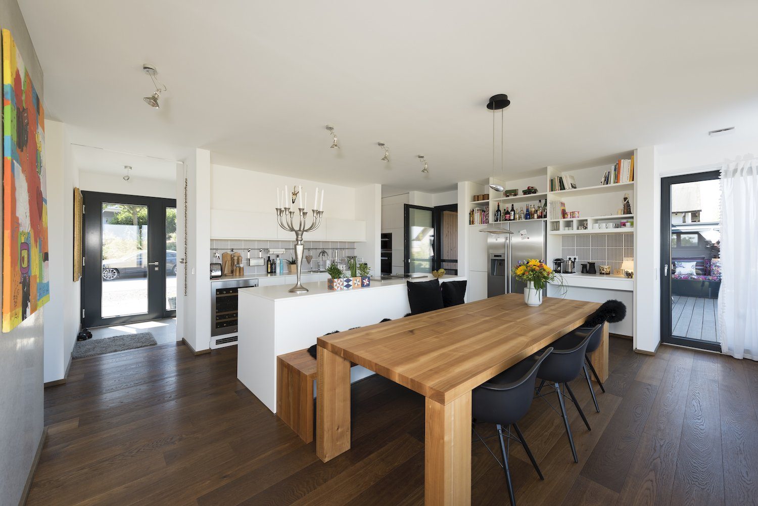 Kundenhaus Schaub - Ein wohnzimmer mit holzboden - Interior Design Services