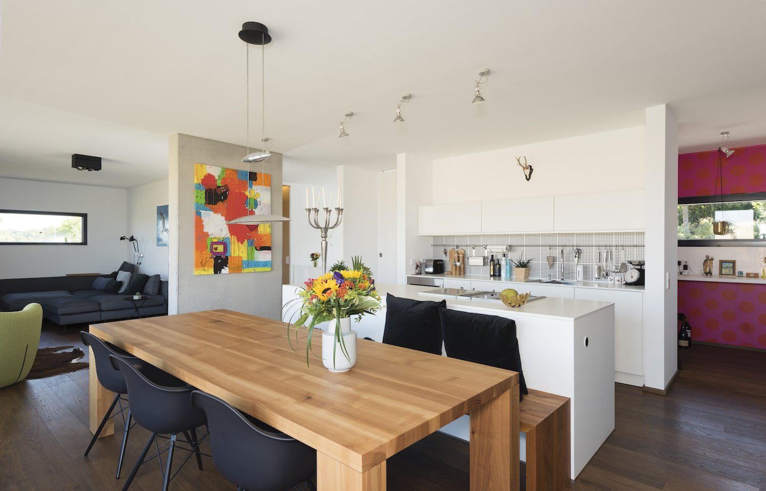 Kundenhaus Schaub - Ein Wohnzimmer mit Möbeln und einem Tisch - Interior Design Services