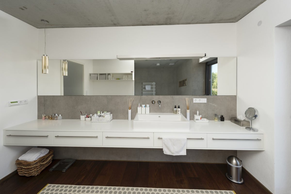 Kundenhaus Schaub - Ein zimmer mit waschbecken und spiegel - Interior Design Services