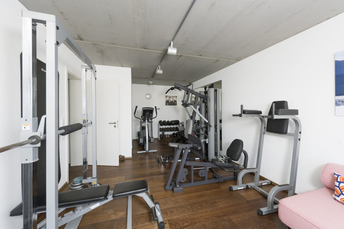 Kundenhaus Schaub - Eine Küche mit einem Tisch in einem Raum - Fitness-Center