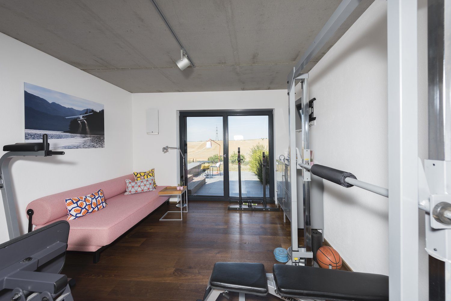 Kundenhaus Schaub - Ein Wohnzimmer mit Möbeln und einem großen Fenster - Fitness-Center