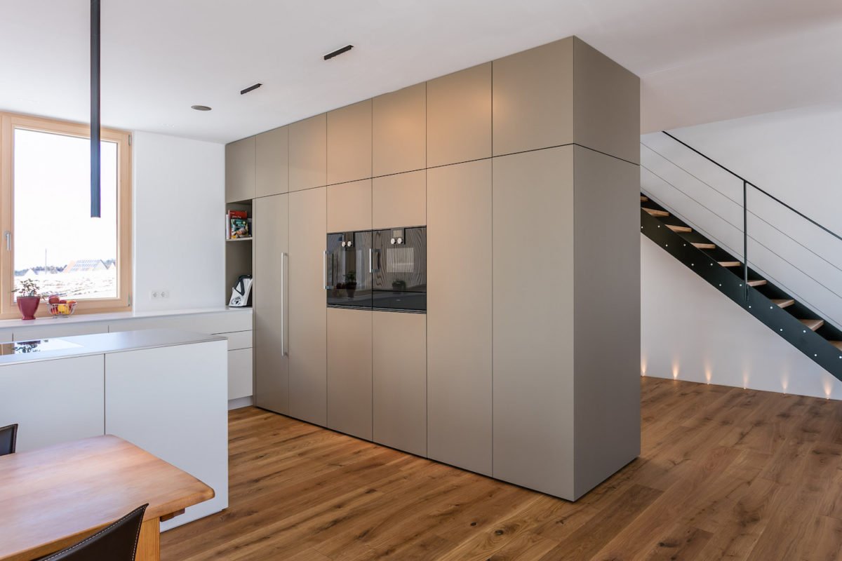 Landhaus Wolfenbrueck - Eine Küche mit Holzschränken in einem Raum - Interior Design Services