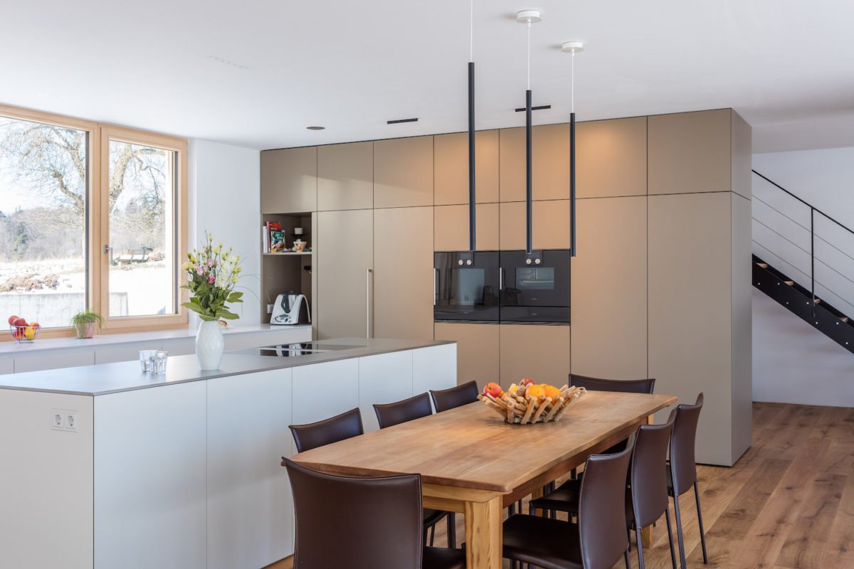 Landhaus Wolfenbrueck - Eine Küche mit einem Tisch in einem Raum - Küche