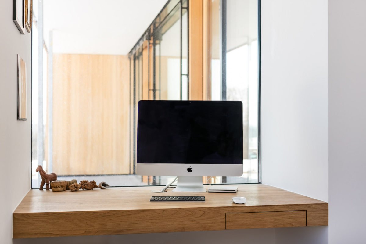 Landhaus Wolfenbrueck - Eine hölzerne Arbeitsplatte neben einem Fenster - Interior Design Services