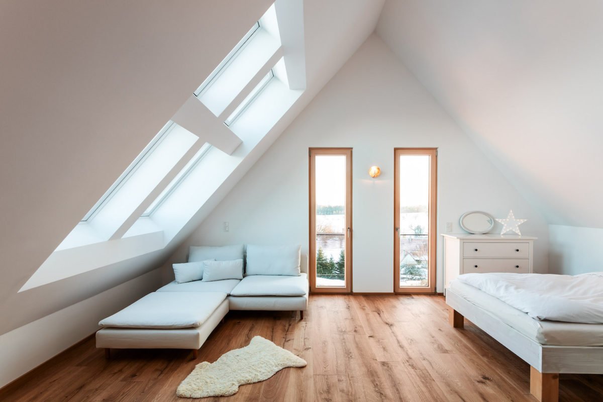 Landhaus Wolfenbrueck - Ein großes weißes Bett in einem Raum sitzen - Interior Design Services