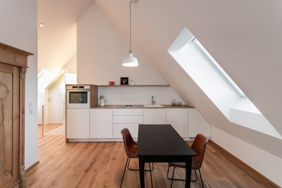 Landhaus Wolfenbrueck - Eine Küche mit Holzboden - Interior Design Services