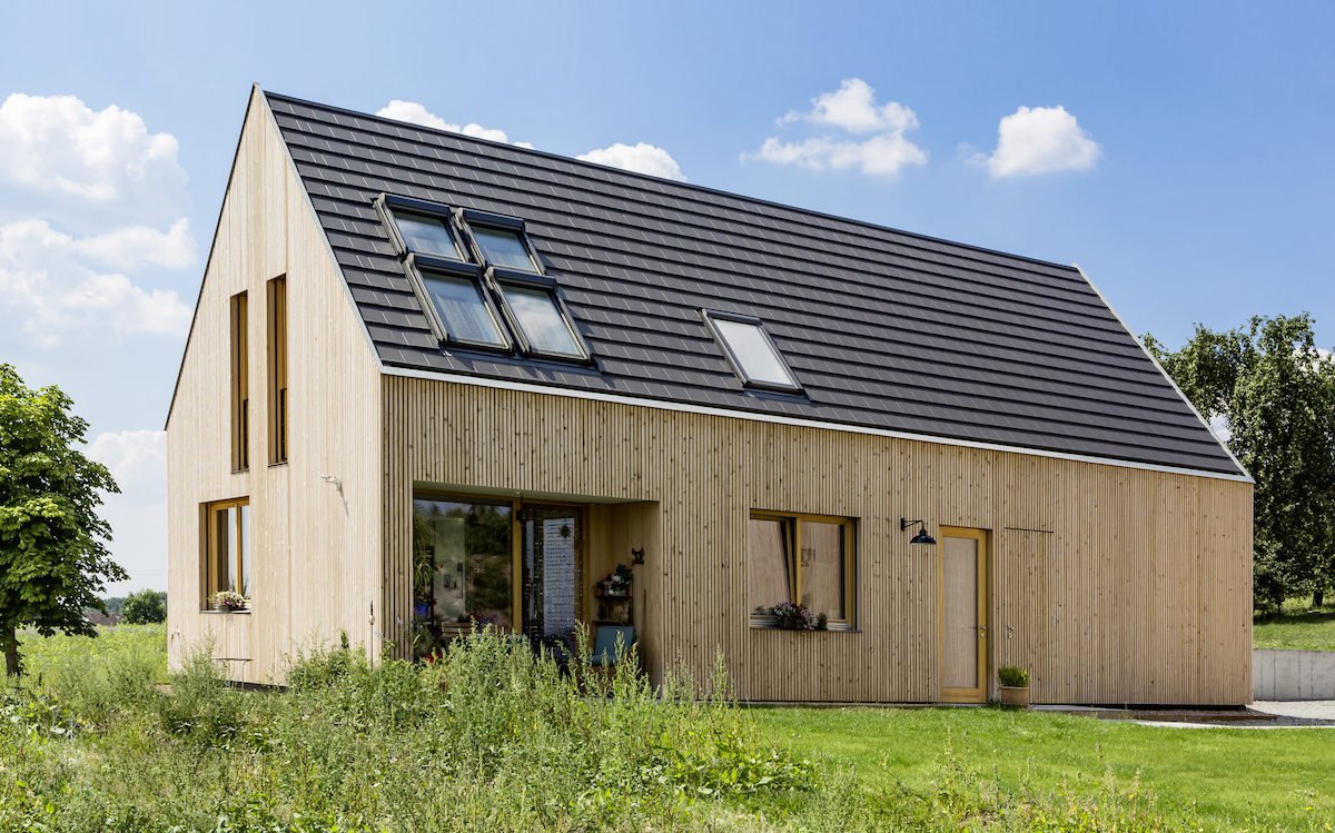 Landhaus Wolfenbrueck - Ein Haus mit Bäumen im Hintergrund - Louis Ruys BV Import von Hardware