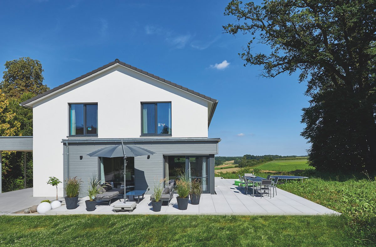 Automatisch gespeicherter Entwurf - Eine große Wiese vor einem Haus - Fassade