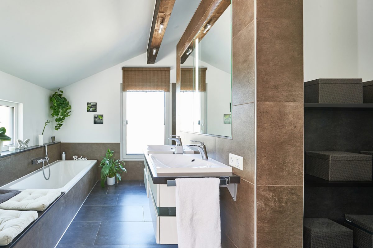 Kundenhaus Faber - Ein zimmer mit waschbecken und spiegel - Interior Design Services