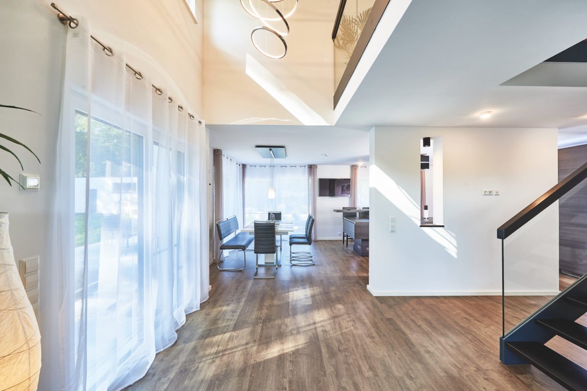 Kundenhaus Faber - Ein Raum voller Möbel und ein großes Fenster - Interior Design Services