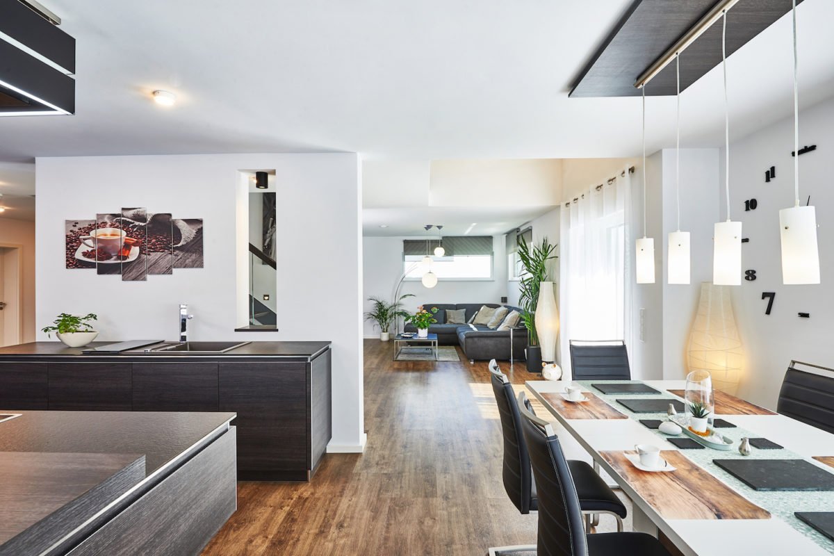 Kundenhaus Faber - Ein Wohnzimmer mit Möbeln und einem Flachbildfernseher - Interior Design Services