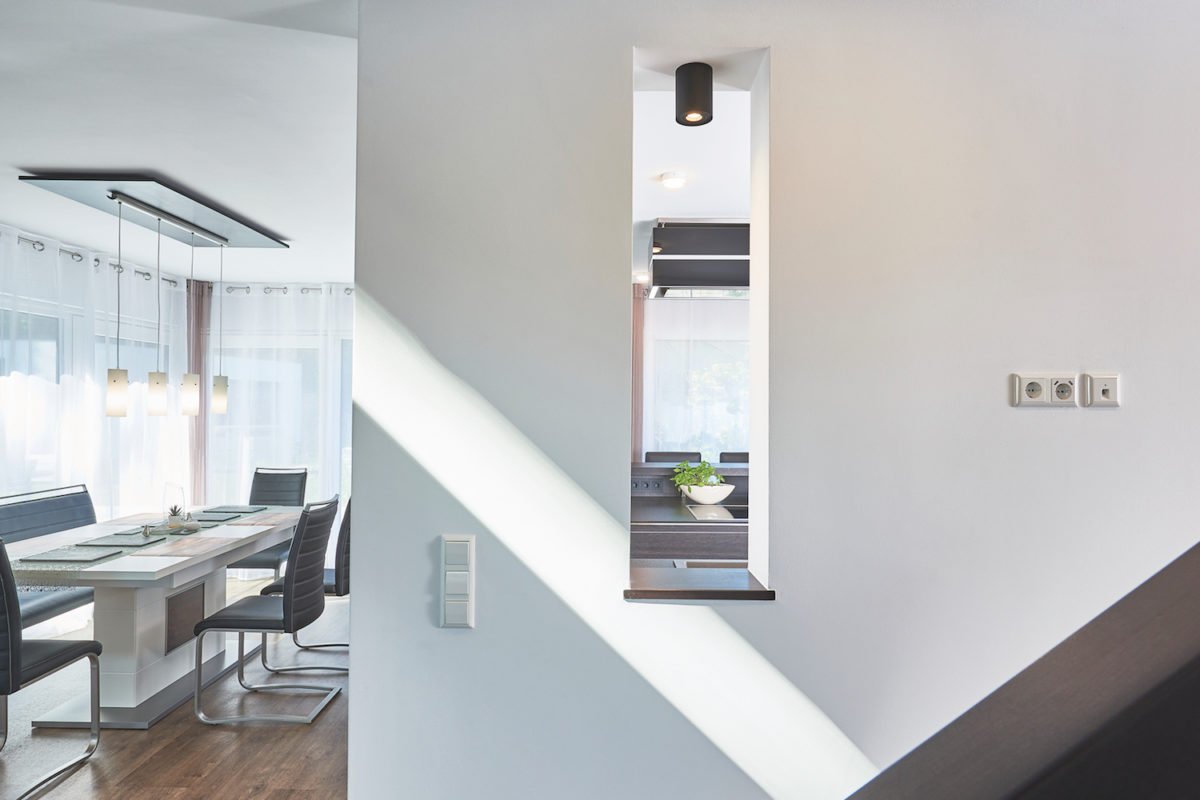 Kundenhaus Faber - Ein Edelstahl-Kühlschrank in einer Küche - Interior Design Services