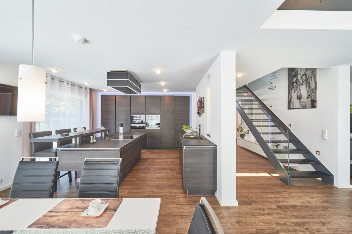 Kundenhaus Faber - Eine Küche mit einem Tisch in einem Raum - Interior Design Services
