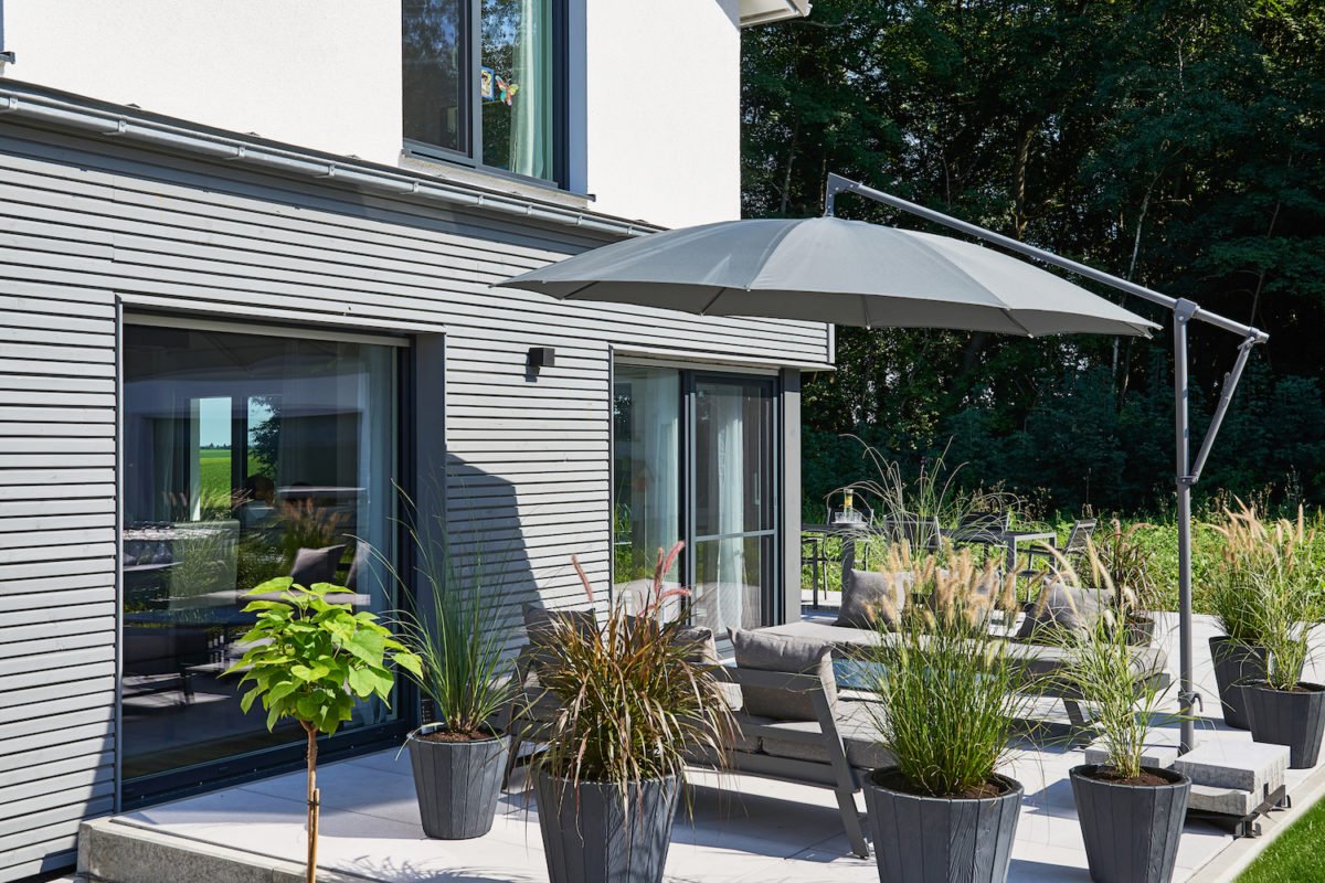 Kundenhaus Faber - Ein Garten vor einem Gebäude - Dach